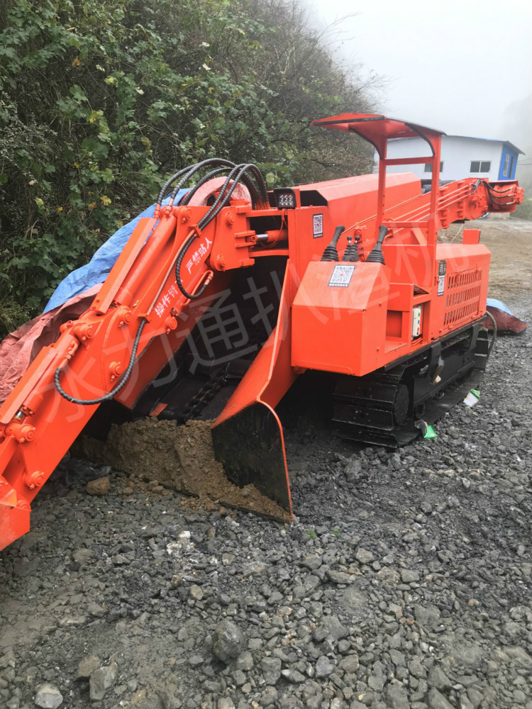 履帶刮板扒渣機(jī) 履帶刮板扒渣機(jī)